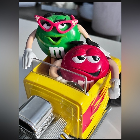 NEW M&M's Car Candy Dispenser Rebel
Without a Clue Yellow Hot Rod Dragster 1990 - Picture 2 of 9